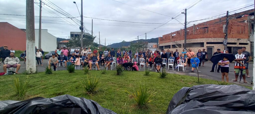 Reunião realizada com moradores enfatizando projetos e situações para agregar associados na causa.