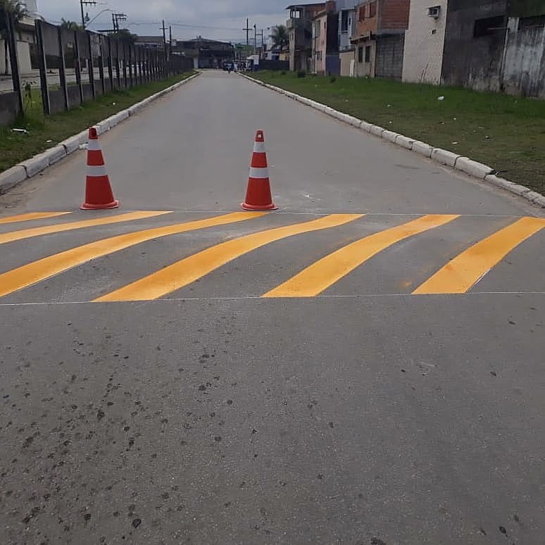 Pintura de lombadas como sinalização de solo em todo território do Residencial Victoria Park no Guarujá.