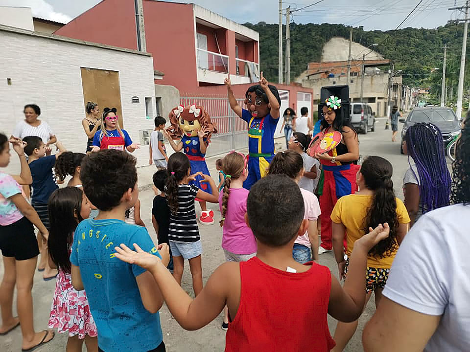 Gincanas e brincadeiras na festa das crianças na Avenida, B do Residencial Victoria Park.