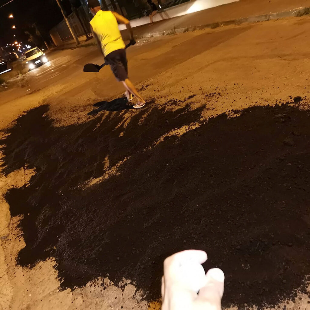 Buracos sendo tapados na passagem da ponte que dá acesso ao Residencial Victoria Park.