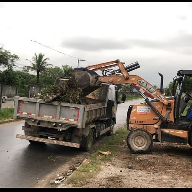 Retirada de entulhos e lixo após solicitação da Associação de Moradores do Residencial Victoria Park.