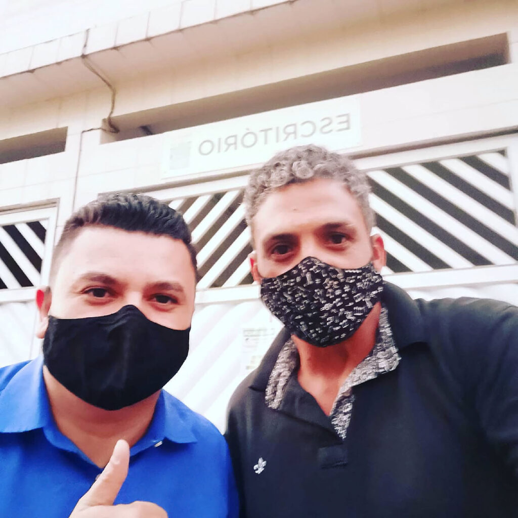 Presidente Ailton Lopes e Dr. Thiago Araujo em frente ao escritório da Associação.