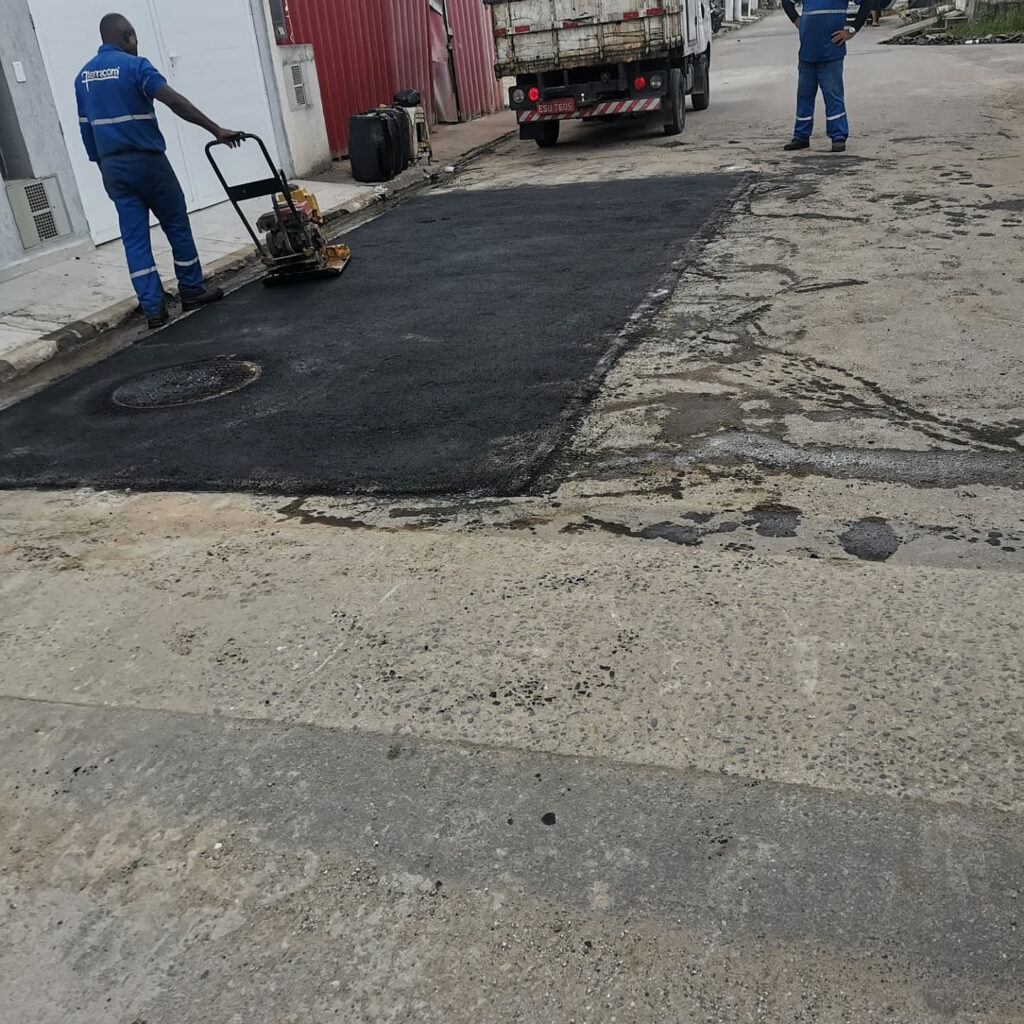 Onde foi realizado serviço na rua Vinte, a equipe vieram para refazer o asfalto.