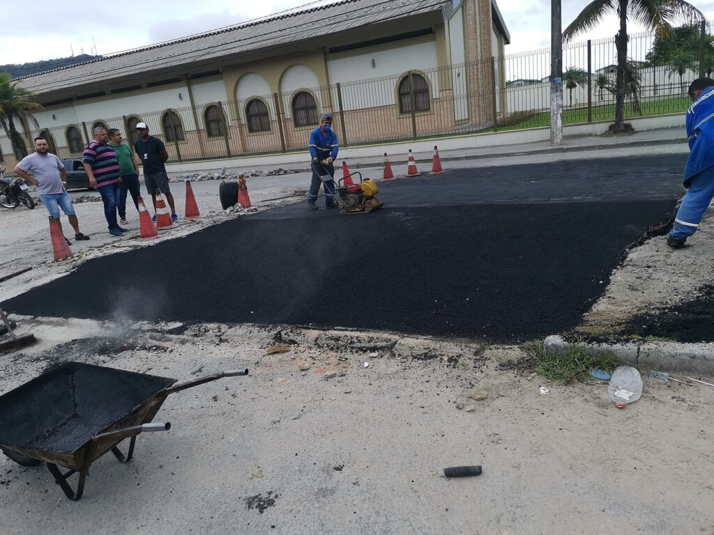 Nivelamento do asfalto na metade da ponte da rua Dezoito no Residencial Victoria Park.