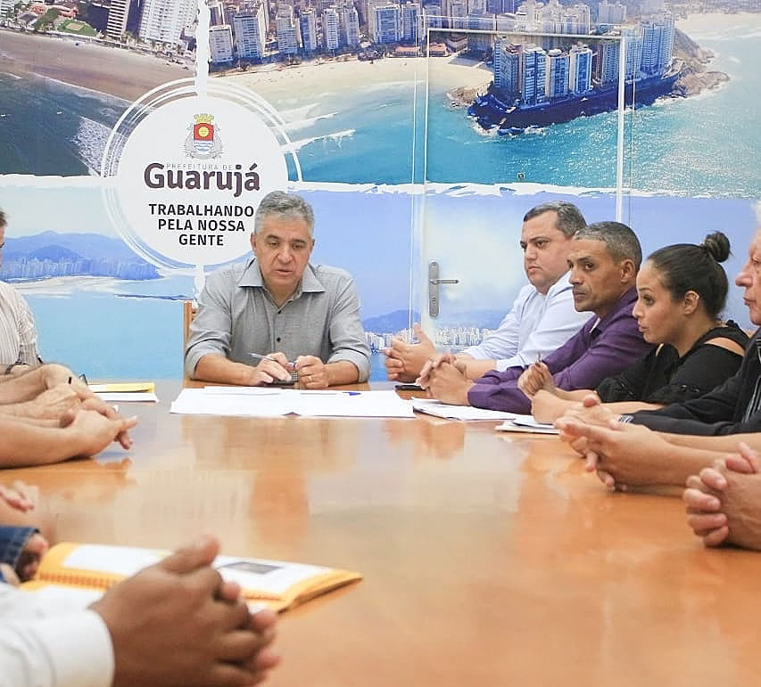 O prefeito de Guarujá recebendo os moradores do residencial Victoria Park.