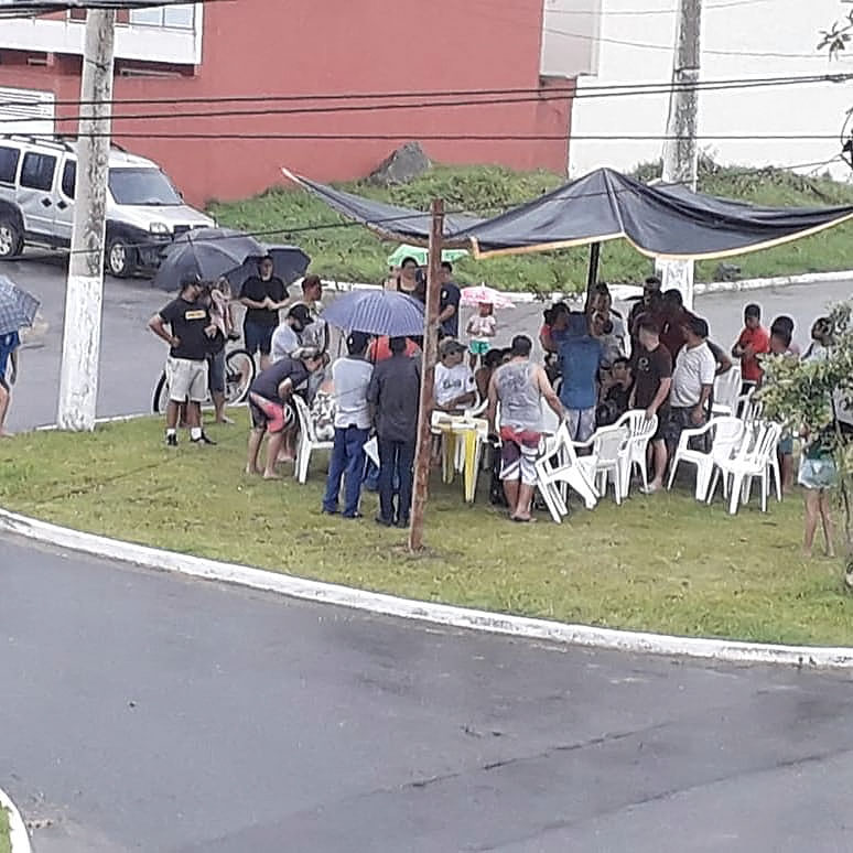 Reunião no canteiro central do Residencial Victoria Park.