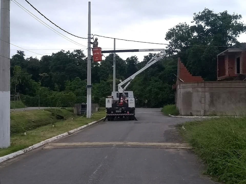 Caminhão passando rede elétrica para alimentação das luminárias de LED no Residencial Victoria Park.