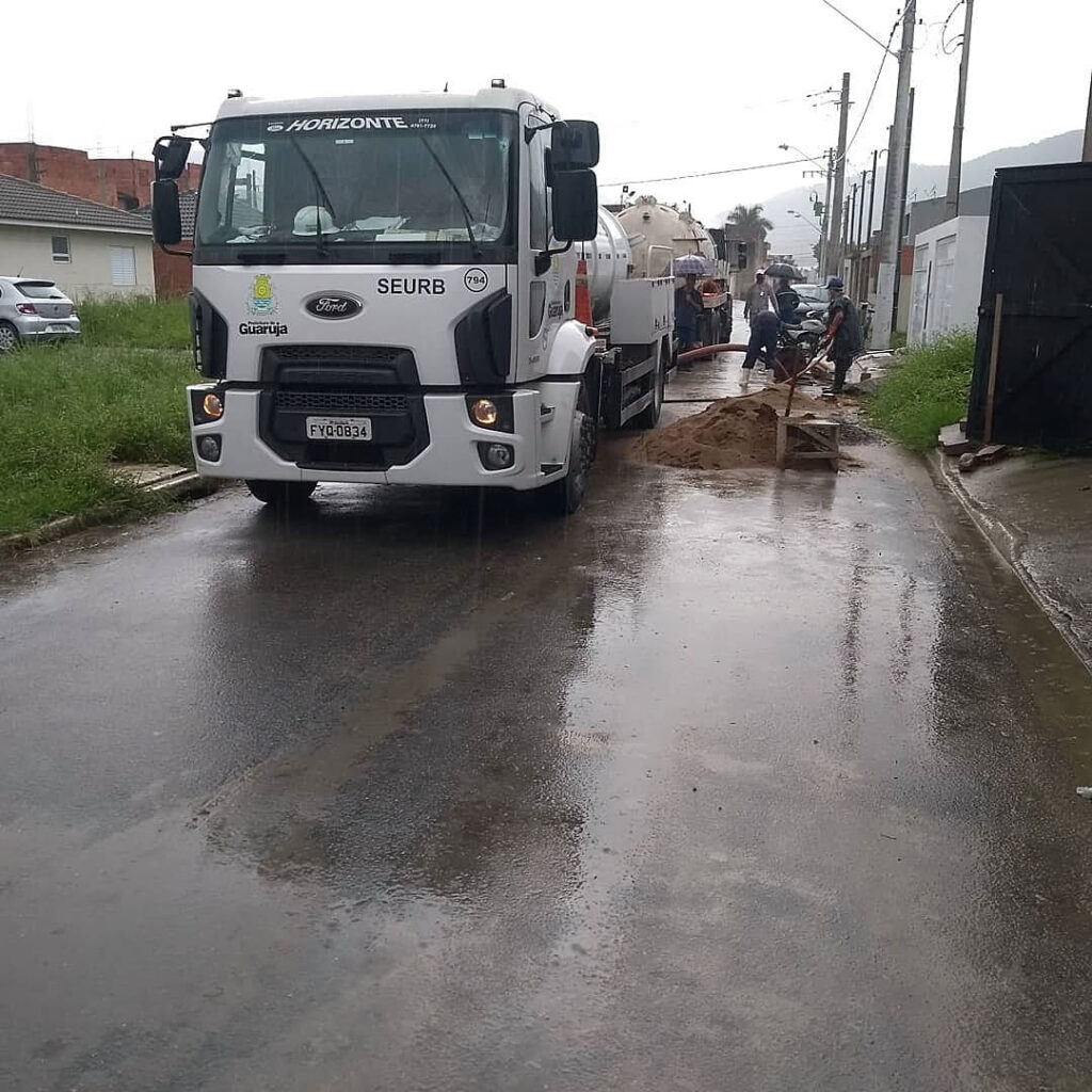 Desentupimento sendo realizado em toda extensão da rua Vinte.