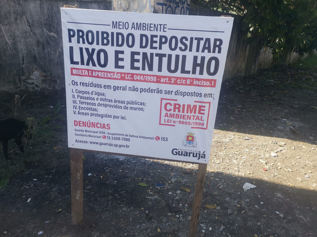 Placa sinalizadora proibindo descarte de lixo.