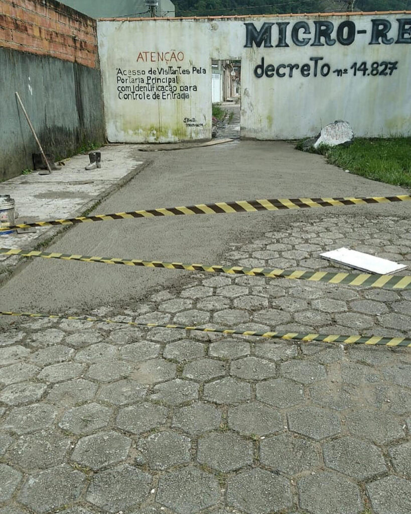 Concreto espalhado e sinalizado até o secamento do piso para uso.