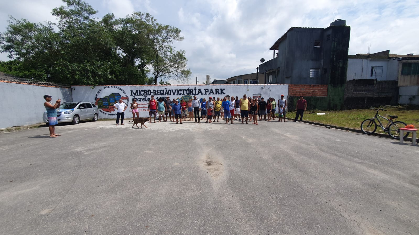 Moradores reunidos junto ao muro recém construído no Victoria Park.