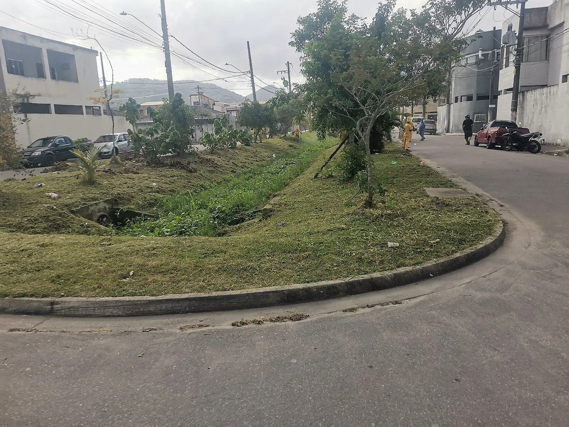 Roçada e limpeza das áreas verdes no Victoria Park, promovendo mais segurança e cuidado com o espaço urbano.