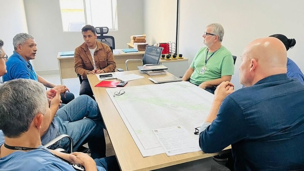 Reunião entre representantes do Victoria Park e a equipe da Secretaria de Mobilidade Urbana com mapa do bairro sobre a mesa.