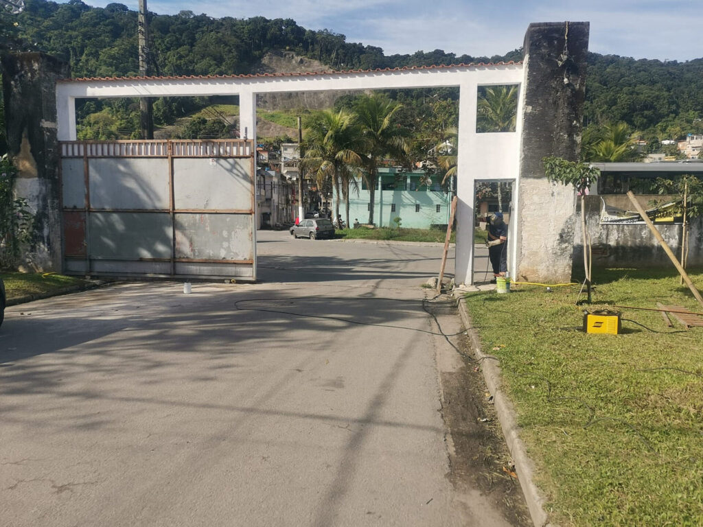 Trabalhos de reforma no portão de entrada do residencial Victoria Park, divisa com a Vila Edna.