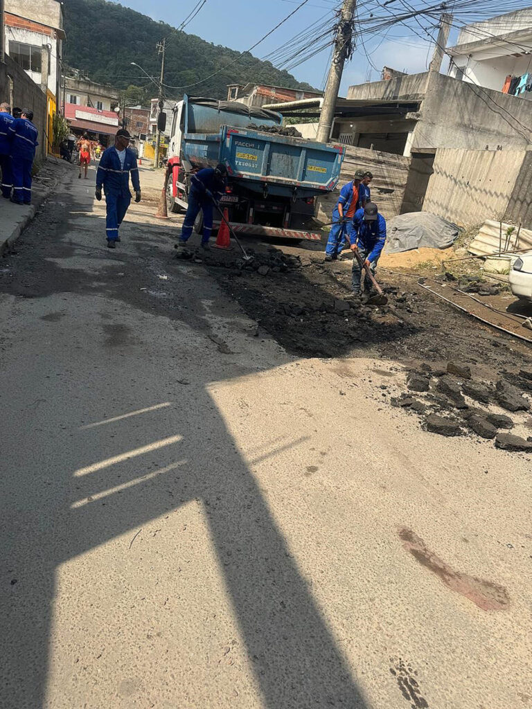 Trabalhadores realizando reparo de asfalto na Rua Dezoito, no Residencial Victoria Park.