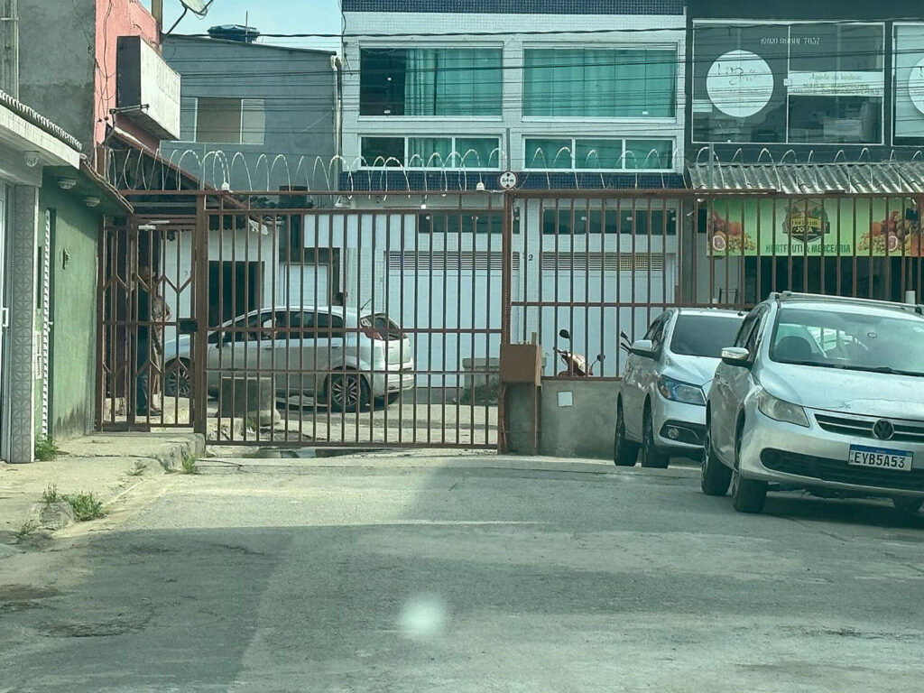 Portão instalado do residencial Victoria Park na rua Vinte, com cercas de segurança.