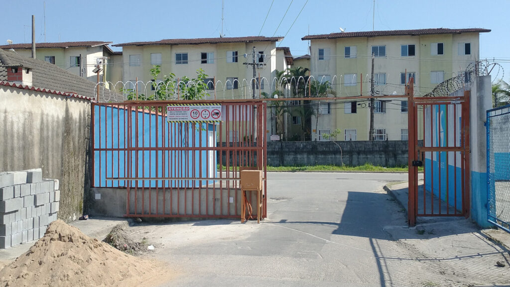 Portão automático da rua Dezenove.